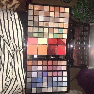 Beauty gems eyeshadow box